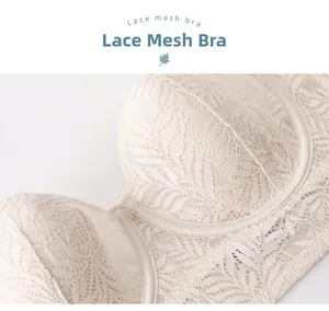 Détail macro du bonnet de soutien-gorge en dentelle ivoire avec broderies florales