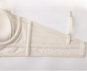 Détail de l'aile latérale en dentelle et mesh sur l'ensemble de lingerie crème