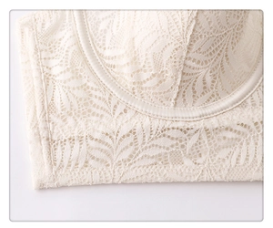 Gros plan sur les détails en dentelle beige et les coutures de l'armature du soutien-gorge