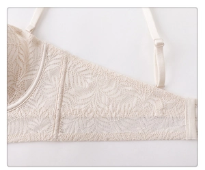 Détail des bretelles réglables et de la dentelle florale sur un soutien-gorge beige