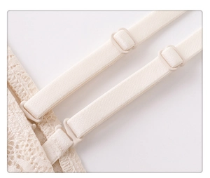 Vue détaillée des doubles bretelles réglables et de la dentelle florale sur un soutien-gorge