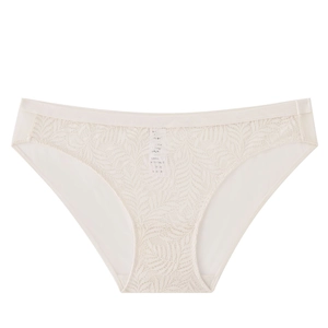 Détail de la dentelle florale beige sur cette culotte invisible pour femmes élégantes