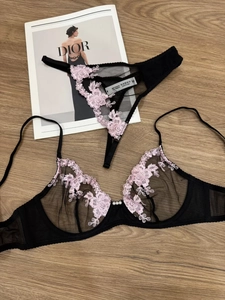 Detailansicht der Blumenstickerei auf dem Spitzen-Lingerie-Set mit Perlen und M-Größenetikett