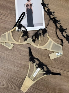 Detailansicht eines beigen und schwarzen Spitzen-Dessous-Sets mit Perlenverzierung
