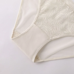 Culotte en dentelle blanc ivoire avec motifs floraux délicats et tissu respirant doux