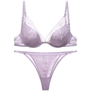 Ensemble de lingerie en dentelle lavande avec soutien-gorge à armature et détails en perles