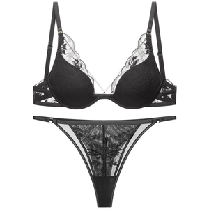 Ensemble lingerie en dentelle noire à motifs floraux et chaînes métalliques