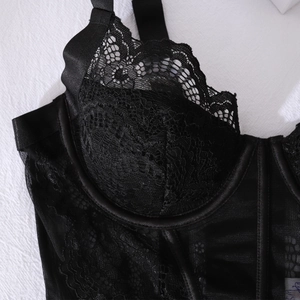 Gros plan sur un soutien-gorge en dentelle de cils noire avec maille transparente