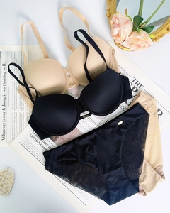 Set reggiseno push-up senza cuciture e slip in rete nei colori nero e beige