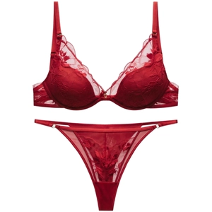 Ensemble de lingerie en dentelle rouge avec soutien-gorge brodé et string en mesh