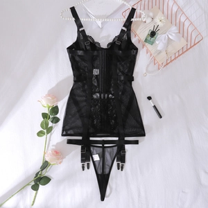Détail à plat d'un ensemble de lingerie en dentelle noire avec baleines et porte-jarretelles