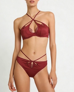 Détail du soutien-gorge en satin bordeaux avec dentelle cils et bride croisée au cou