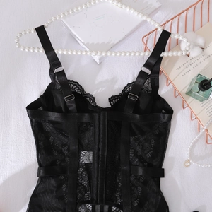 Détail d'un corset en dentelle noire avec bretelles et fermeture à agrafes au dos