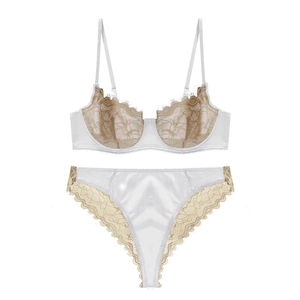 Elegante parelwitte kanten lingerieset met gouden borduursels en satijnen details