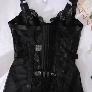 Détail d'un body corset en dentelle noire avec fermeture à agrafes dans le dos