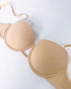 Dettaglio reggiseno push-up beige senza cuciture con inserto rettangolare in metallo dorato