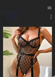 Detail van transparante mesh lingerie met metalen kettingen en beugelondersteuning