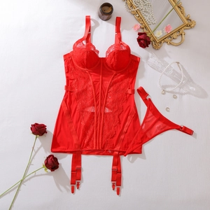 Détails de lingerie en dentelle florale rouge avec baleines et accessoires élégants