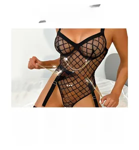 Detail van transparante mesh lingerie body met kantpatronen en metalen kettingen