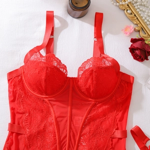 Détail d'un body en dentelle rouge avec broderie florale et texture en maille fine
