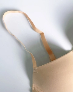 Dettaglio del reggiseno beige senza cuciture con cucitura della spallina e tessuto