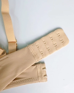 Dettaglio macro del reggiseno nudo senza cuciture con spalline regolabili e chiusura a 4 file