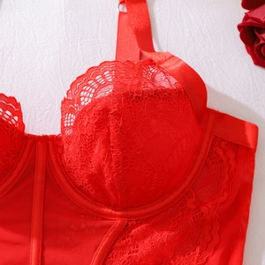 Gros plan d'un corset en dentelle florale rouge avec armatures et détails en satin