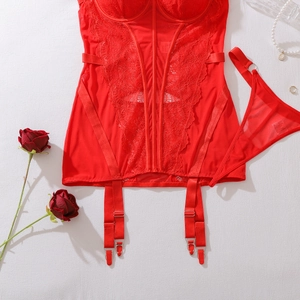 Détail d'un ensemble de lingerie en dentelle rouge avec baleines et jarretelles