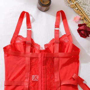 Vue détaillée du haut de lingerie en dentelle rouge avec broderie florale et bretelles