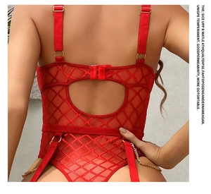 Detail van rode kanten mesh bodysuit met rugopening en gouden metalen kettingversiering