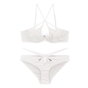 Détails de lingerie en satin blanc perle avec dentelle et fines lanières croisées chic