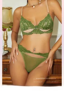 Vista dettagliata del set di lingerie in pizzo verde salvia con inserti in rete velata