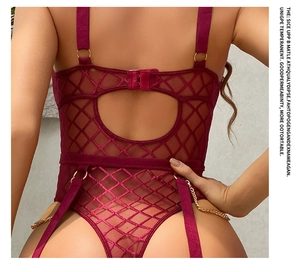 Detail van bordeauxrode mesh bodysuit met metalen ketting en ruitvormige rug