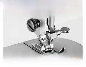Gedetailleerde weergave van de persvoet en metalen naaldstang van de naaimachine
