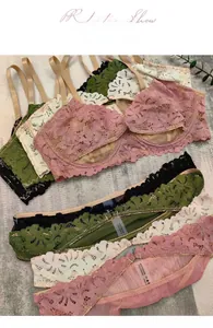 Dettaglio di set di biancheria intima in pizzo trasparente nei colori rosa, beige e nero