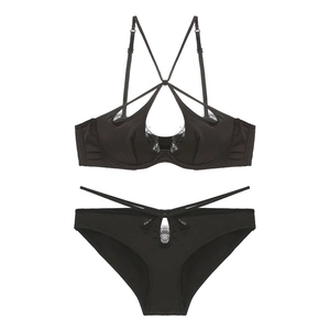Ensemble lingerie en satin noir sexy avec dentelle cils et bretelles croisées