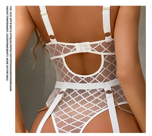 Gedetailleerd achteraanzicht van witte mesh bodysuit met metalen kettingen en bandjes