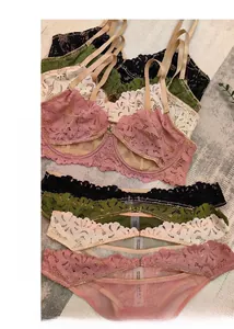 Dettagli in piano di completi intimi in pizzo in quattro colori con ricami eleganti