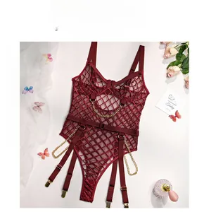 Detail van bordeauxrode kanten bodysuit met gouden kettingen en jarretelgordels