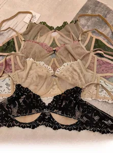 Reggiseni in delicato pizzo floreale nei colori nero, albicocca, rosa e verde