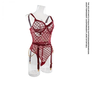 Detail van rode mesh bodysuit met gouden kettingaccenten en verstelbare jarretels