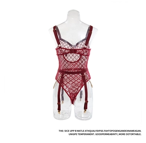 Detail van rode mesh lingerie bodysuit met gouden kettingaccenten en jarretels