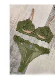 Dettaglio completo del set lingerie in pizzo verde oliva con ricami floreali e mesh