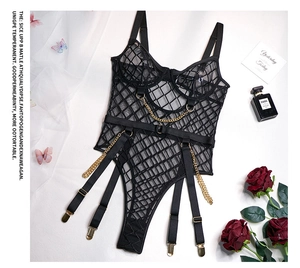 Detailweergave van zwarte mesh bodysuit met gouden kettingen en jarretels