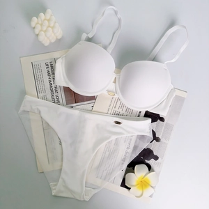 Set reggiseno bianco senza cuciture con finitura satinata e dettagli in pizzo