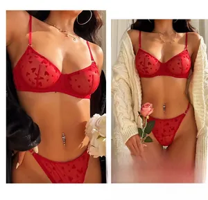 Détails de l'ensemble de lingerie en maille rouge avec imprimé cœur et soutien-gorge