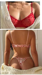 Détails de lingerie en maille transparente avec motifs de cœurs rouges et dentelle fine