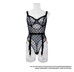 Detail van een zwarte mesh bodysuit met gouden kettingen en jarretelclips