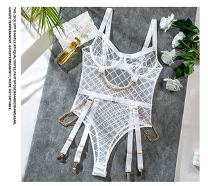 Detail van witte mesh kanten bodysuit met gouden kettingen en jarretel-bevestigingen