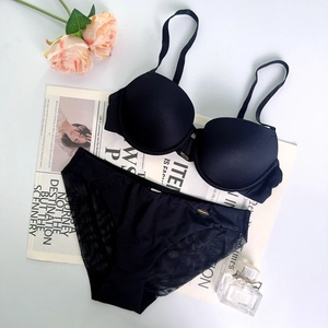 Set di lingerie nera senza cuciture con dettagli in rete e accessori floreali eleganti
